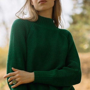 Maglione in pura lana merino lavorata a maglia spessa, Maglione verde da donna, Maglione invernale minimalista a collo alto, Maglione caldo a collo alto in lana VERONA