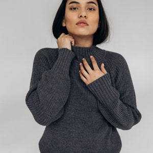Maglione lavorato a maglia in lana merino grigio scuro, Maglione pullover in morbidi filati di lana merino per donna, Maglieria da donna, Maglione dolcevita caldo in lana VERONA