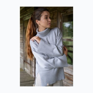 Maglione a collo alto in merino oversize, maglione di lana lavorato a mano, maglione a maniche larghe in grigio, maglieria invernale da donna
