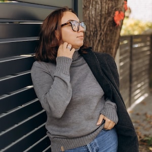 Reine Merino gestrickte Frauen Rollkragen, Gemütlicher grauer warmer Pullover, Rollkragenpullover mit hohem Hals, Merinowolle Pullover, Frauen Strickmode