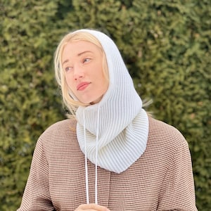 Capuz de malha Merino da moda com cordões elegantes, chapéu balaclava Merino branco estiloso para mulheres, acessórios après-ski da moda