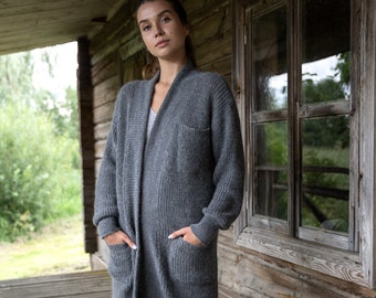 Handgestrickte feste Strickjacke aus natürlicher Wolle, Lange Wolljacke für Damen, Grauer Merinopullover, Gemütliche übergroße Grobstrick-Strickjacke