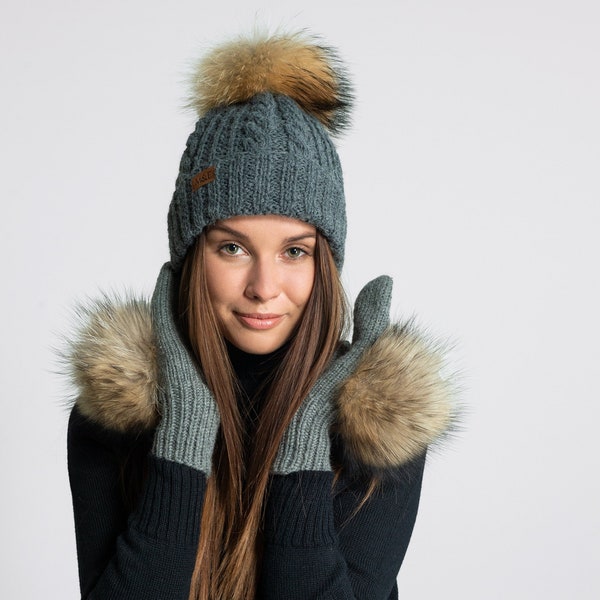 Bonnet de laine mérinos chaud avec pompom de vraie fourrure, chapeau de laine douce tricoté à la main pour des femmes