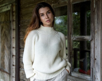 Pull mérinos minimaliste, Pull en laine pour femme, Haut automne-hiver en tricot blanc tricoté à la main, Pull en laine d’alpaga, Tricot femme