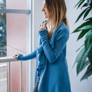 Haut léger en laine mérinos fine, cardigan bleu océan pour femme Ocean blue