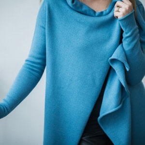 Haut léger en laine mérinos fine, cardigan bleu océan pour femme image 2