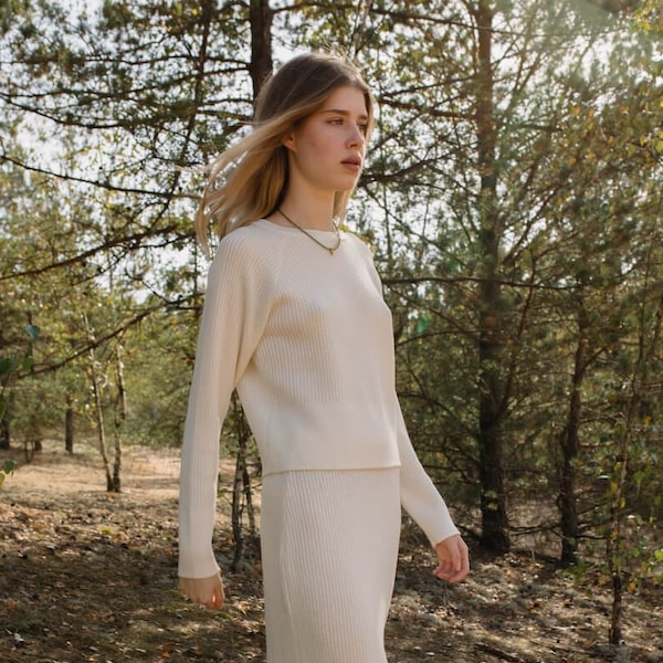 Pull pour femme en pure laine mérinos douce tricotée à la main de couleur blanche, pull d'hiver chaud minimaliste et confortable pour les fêtes, haut en laine mérinos