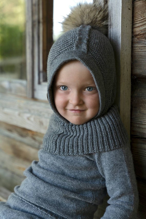 Passamontagna per bambini in lana merino con pompon in pelliccia