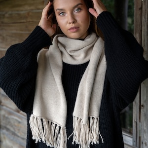 Bufanda de lana de alpaca 100 % tejida a mano, bufanda minimalista escandinava unisex, bufanda gris de lana orgánica con borlas