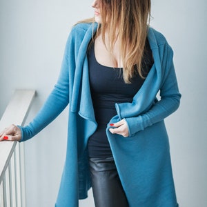 Haut léger en laine mérinos fine, cardigan bleu océan pour femme image 3