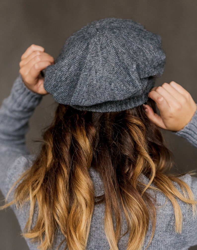 Béret en laine mérinos, Béret élégant pour femme, Béret fait main en noir, Accessoires de tête toutes saisons image 9