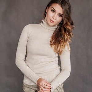 Merinowolle top, Stehkragenpullover, Strickpullover, Damen Mock Neck Pullover, Wollstrick Rollkragenpullover, Beigefarbener Pullover für Frauen
