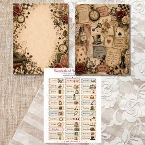 Op de afbeelding: Twee rechthoekige vellen papier met vintage-stijl illustraties van zakhorloges, speelkaarten, theepotten en rozen, naast een derde vel met een raster van kleine rechthoekige labels met daarop diverse teksten in een lettertype.