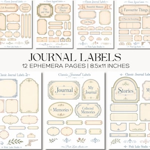 Può includere: Una collezione di 12 pagine di effimera stampabili con etichette per diario classiche in varie forme e dimensioni. Le pagine includono bordi decorativi, accenti floreali e testo come Journal, Memories e Stories, con dimensioni di 21,6x27,9 cm.