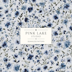 Könnte beinhalten: Nahtloses Muster mit blauen Blumen und grünen Blättern auf hellem Hintergrund. Das Design enthält den Text "PINK LAKE STUDIO" und "SEAMLESS PATTERN" in einem rechteckigen weißen Feld.