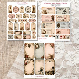 Op de afbeelding: Drie vellen papier-ephemera met vintage-stijl ontwerpen, waaronder labels, tags, tickets, postzegels, ansichtkaarten en journal-kaarten. De illustraties bevatten theekopjes, klokken, sleutels, speelkaartsymbolen en florale motieven in gedempte tinten.