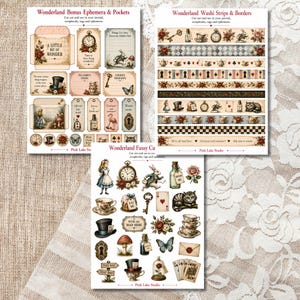 Op de afbeelding: Drie vellen papier met ephemera, washi-strips en stickers in Alice in Wonderland-thema. De ontwerpen bevatten klokken, theekopjes, speelkaarten, sleutels, een konijn, een kat en bloemmotieven met teksten zoals A Little Bit of Wonder.