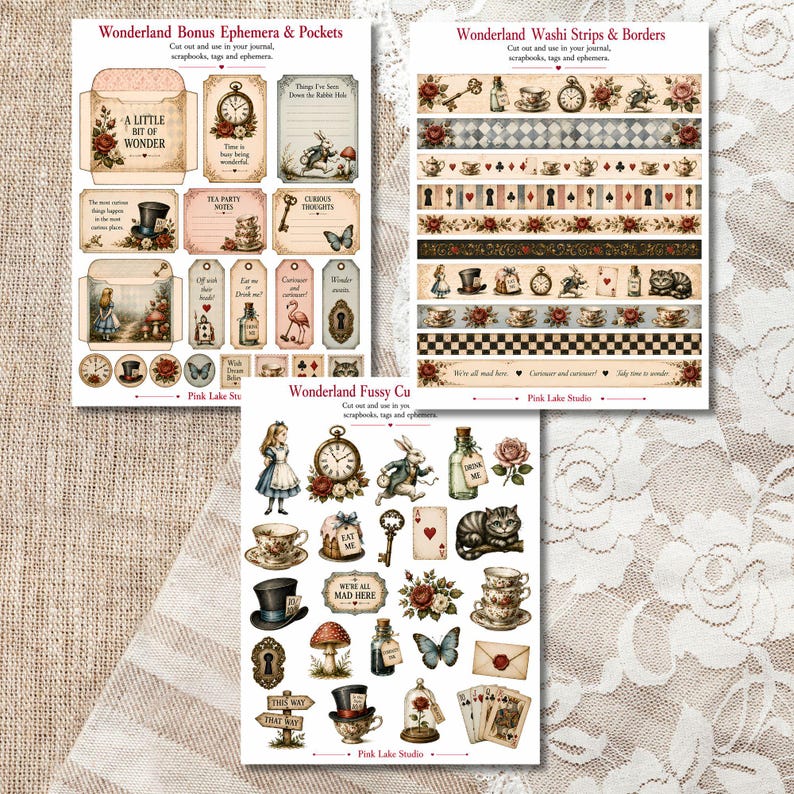 Op de afbeelding: Drie vellen papier met ephemera, washi-strips en stickers in Alice in Wonderland-thema. De ontwerpen bevatten klokken, theekopjes, speelkaarten, sleutels, een konijn, een kat en bloemmotieven met teksten zoals A Little Bit of Wonder.