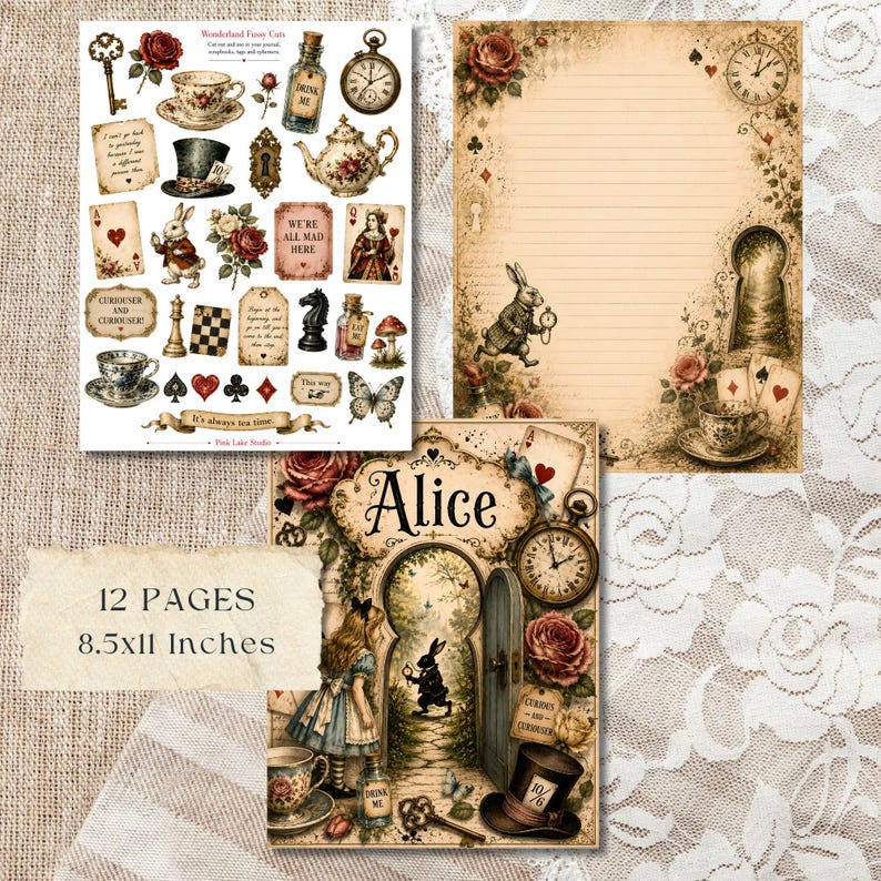 Op de afbeelding: Een set van 12 pagina's van 21,59x27,94 cm met vintage-stijl illustraties van Alice in Wonderland-motieven, waaronder een konijn, zakhorloge, theeservies, hoge hoed, speelkaarten, rozen, sleutels en een sleutelgat op een beige achtergrond.