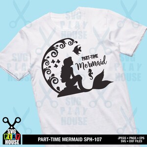Könnte beinhalten: Ein weißes T-Shirt mit einer schwarzen Silhouette einer Meerjungfrau mit dem Text "Part-Time Mermaid" auf einem mondförmigen Hintergrund.