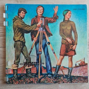 Könnte beinhalten: Vintage Buchcover-Illustration mit drei Personen in Arbeitskleidung. Eine Person hält ein Vermessungsgerät auf einem Stativ. Das Cover hat einen blauen Hintergrund mit dem Text "10" und "ISSN 0130-2698".