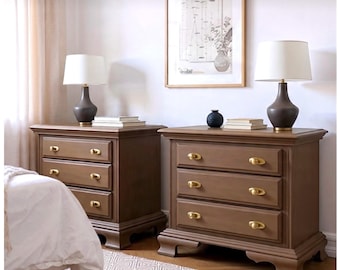 美しい無垢材を使用した、トラディショナル・ヴィンテージスタイルの引き出し3段ナイトスタンド／エンドテーブル