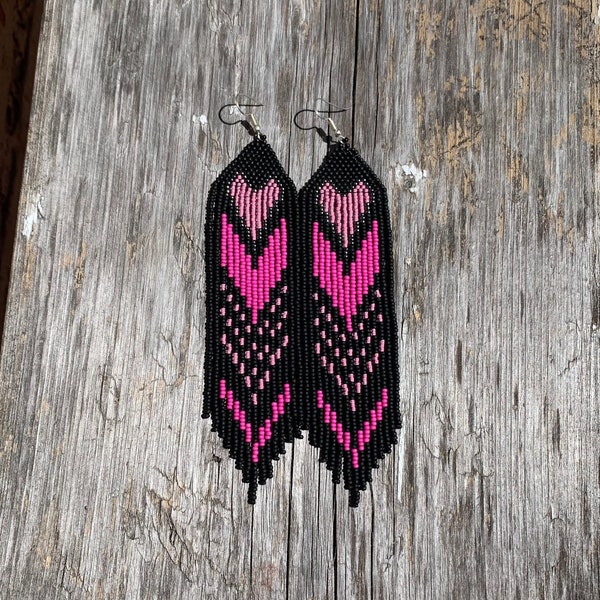 Boucles d'oreilles en perles de rocaille. Bijoux fait main. Design de coeur. Noir mat. Longues franges.