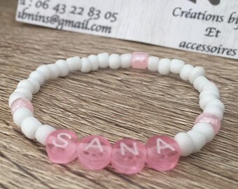 Bracelet prénom enfant élastique en perle blanche avec prenom personnalisable
