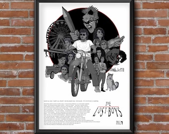 Puede incluir: Póster en blanco y negro de la película "The Lost Boys". La obra de arte presenta personajes, una motocicleta, una noria y el título de la película. El póster está enmarcado en un marco negro y cuelga de una pared de ladrillo.