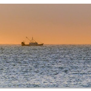 Rriten çmimet e naftës pasi që sulmi ndaj Iranit kërcënon Ngushticën e Hormuzit