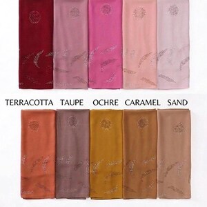 Svart chiffong hijab med strass, lätt och blygsam huvudduk för vardagsbruk, bröllop bild 19