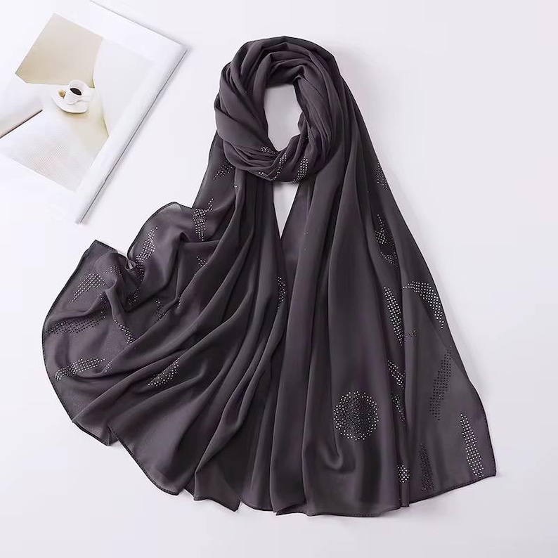 Svart chiffong hijab med strass, lätt och blygsam huvudduk för vardagsbruk, bröllop bild 14