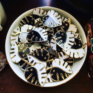 Heart-Shaped Monstera Leaf Enamel Pin Yin&Yang