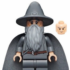 Puede incluir: Una minifigura LEGO gris de Gandalf el Gris de El Señor de los Anillos. Tiene una larga barba blanca, un sombrero puntiagudo gris y una capa gris. Lleva una camisa gris y pantalones marrones. La minifigura viene con una cabeza separada.