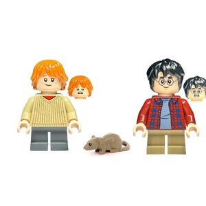 Peut inclure: Deux figurines Lego, l'une avec des cheveux roux et un pull beige, l'autre avec des cheveux noirs et des lunettes, portant une chemise à carreaux rouge. Une figurine de rat marron est également présente, avec une tête supplémentaire pour chaque figurine.