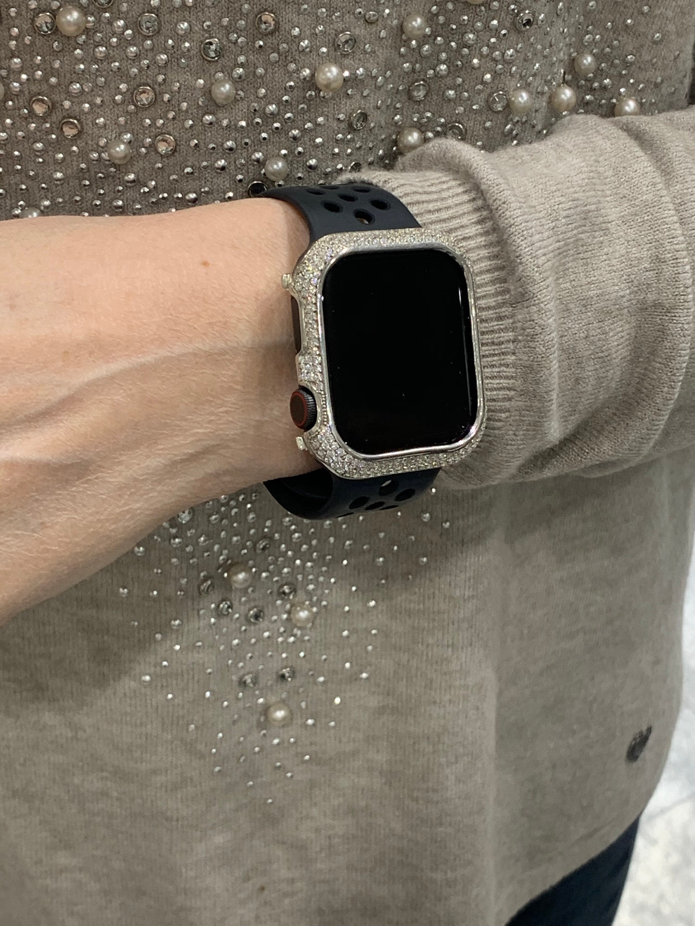 which is better iwatch or fitbit