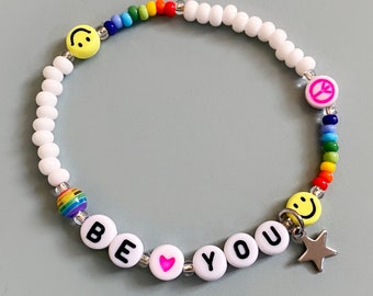 Regenbogen Armband mit Sternanhänger. Sei du. Kann mit jedem Namen oder Wort personalisiert werden. Regenbogen, Smiley und Peace Zeichen Perlen. Weiß.