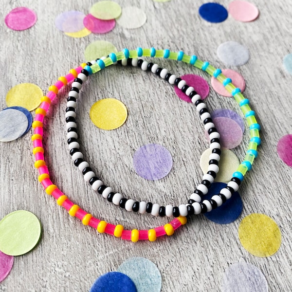 Bracelet empilable néon. Rose et jaune ou Bleu et jaune avec Noir et blanc