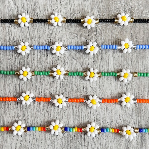 Daisy Chain-armbanden. Sierlijke glazen rocailles. Regenboogkleuren. Meerdere maten. Elastisch.