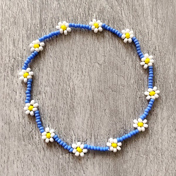 Bracelet de cheville orné de perles en guirlande. Perles de rocaille en verre. Elastique extensible. Bleu ou choisissez votre couleur.