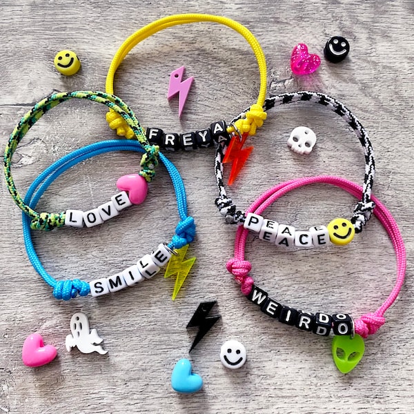 Bracelet de l'amitié en paracorde. Personnalisé avec n'importe quel nom/mot. Breloque ou perle en acrylique. Éclair, smiley, fantôme, crâne, cœur ou extraterrestre