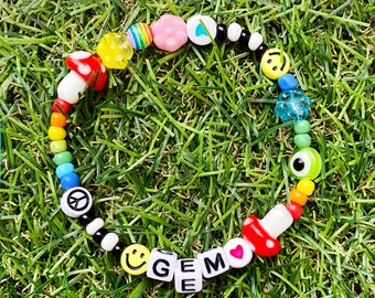 Perlenarmband mit Pilzen, Smiley, Regenbogen, Blumen, Peace Zeichen und Herzen. Personalisieren Sie Name / Wort. Handgefertigte Glas- & Acrylperlen