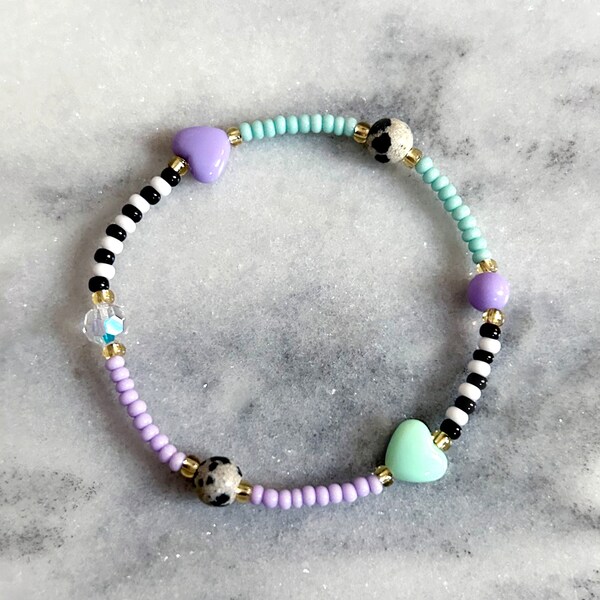 Bracelet en perles main menthe et lilas. Rocailles en verre, coeurs en acrylique avec cristal irisé et jaspe dalmatien