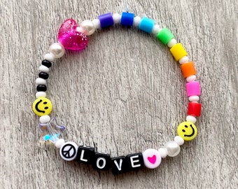 Handgemachtes Regenbogen Smiley Armband. Personalisiert mit einem beliebigen Namen oder Wort.