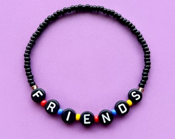 Friends Perlenarmband. Handgefertigt auf starker elastischer Kordel. Kann mit jedem Namen oder Wort personalisiert werden.