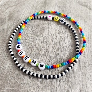 Tobilleras con cuentas. Arco iris. Blanco y negro. Elástico. Personaliza con cualquier nombre o palabra, signo sonriente, de corazón y de paz.