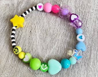 Pulsera sensorial de cuentas para aliviar la ansiedad/TDAH/Autismo. Colores pastel arcoíris con corazones, estrellas y caritas sonrientes.
