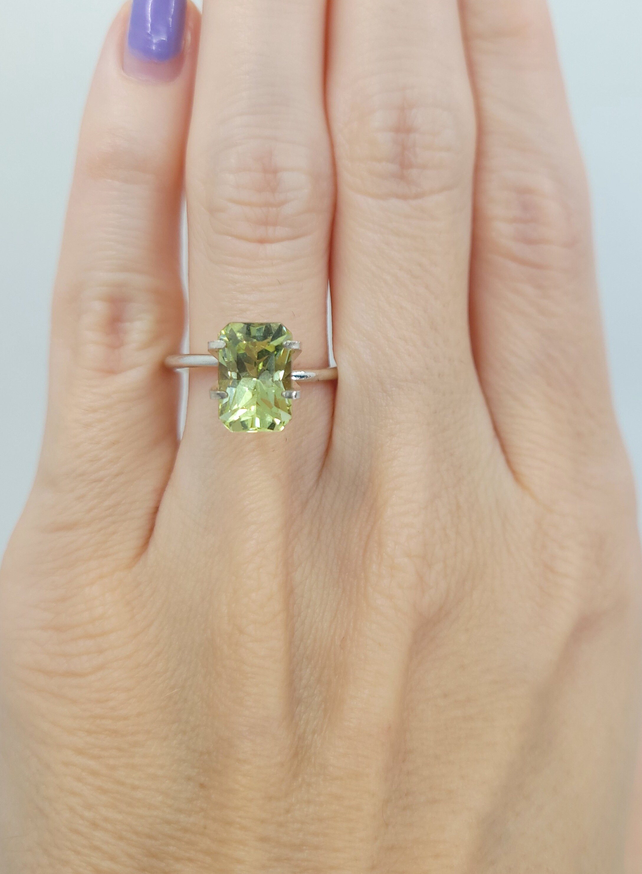 Apatite Verte-jaune 3,04 Carats - Naturelle - Taille Ovale - Pureté Faible - Non Traitée