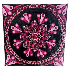 100x100 handbemalte Mandala Leinwand in lebhaften Rosa- und Rottönen - Einzigartige kleine Wandkunst, perfekt als Wohnkultur oder Geschenk