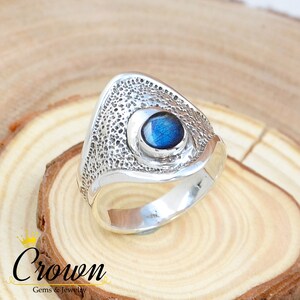 Hammered Labradorite Sterling Silver Ring: Bohemian Textured Band
